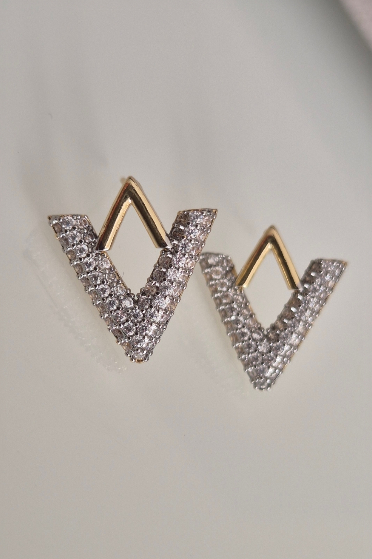 Gold Taşlı Tasarım V Küpe