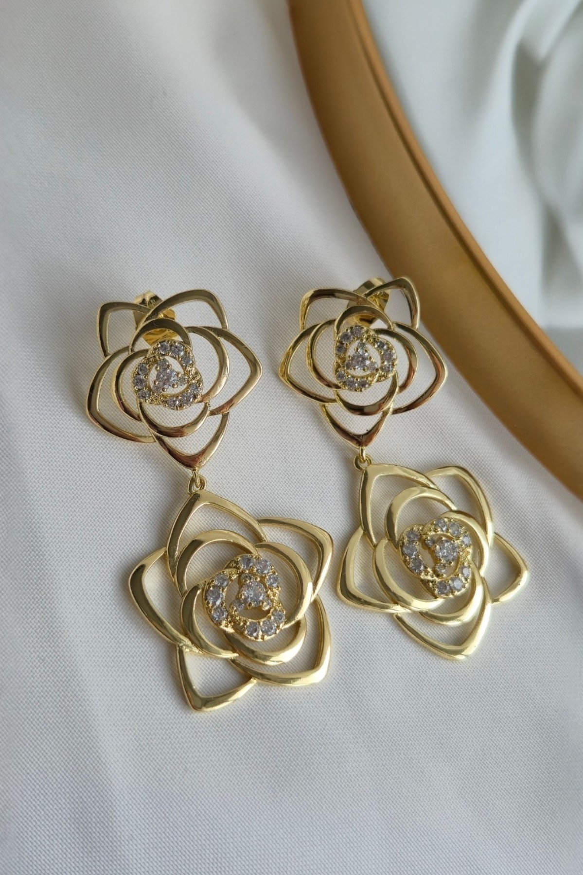 Xuping Gül Sallantı Küpe