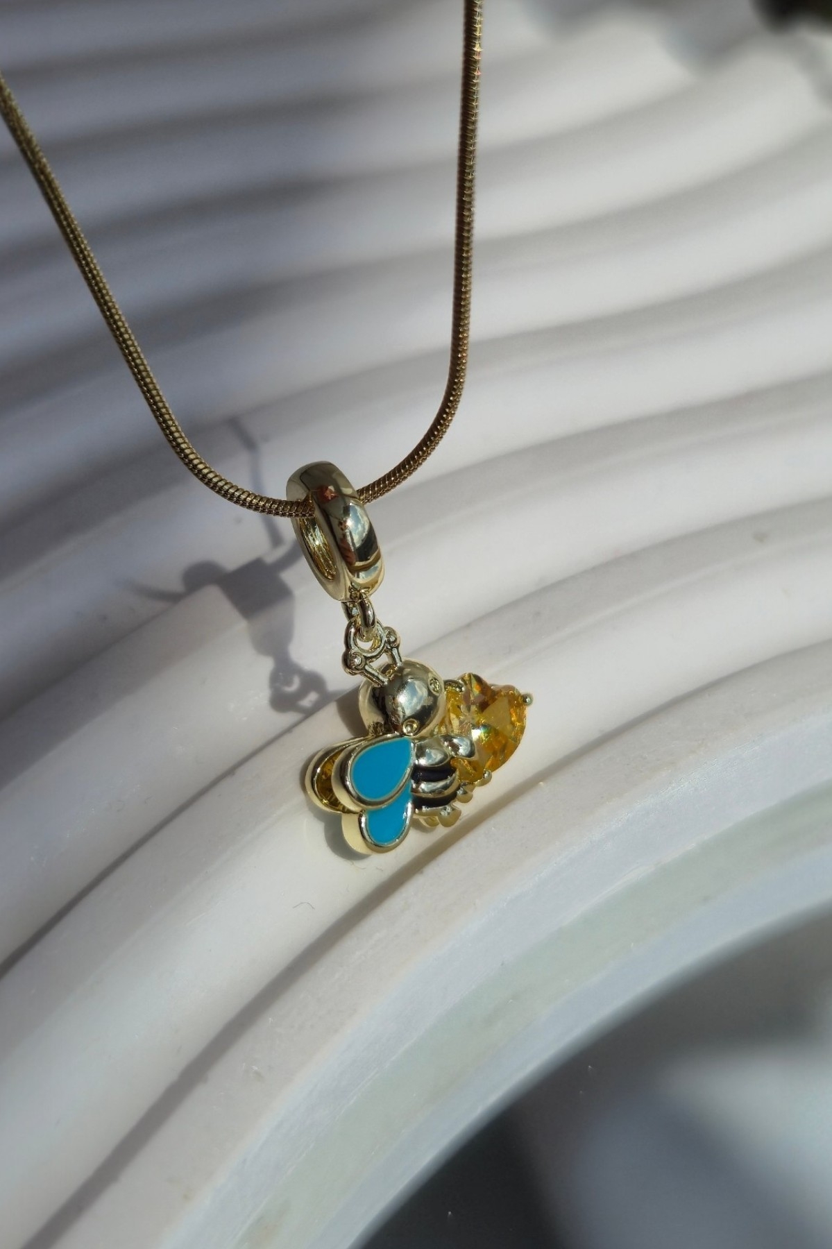 Kalpli Minimal Arı Çelik Kolye