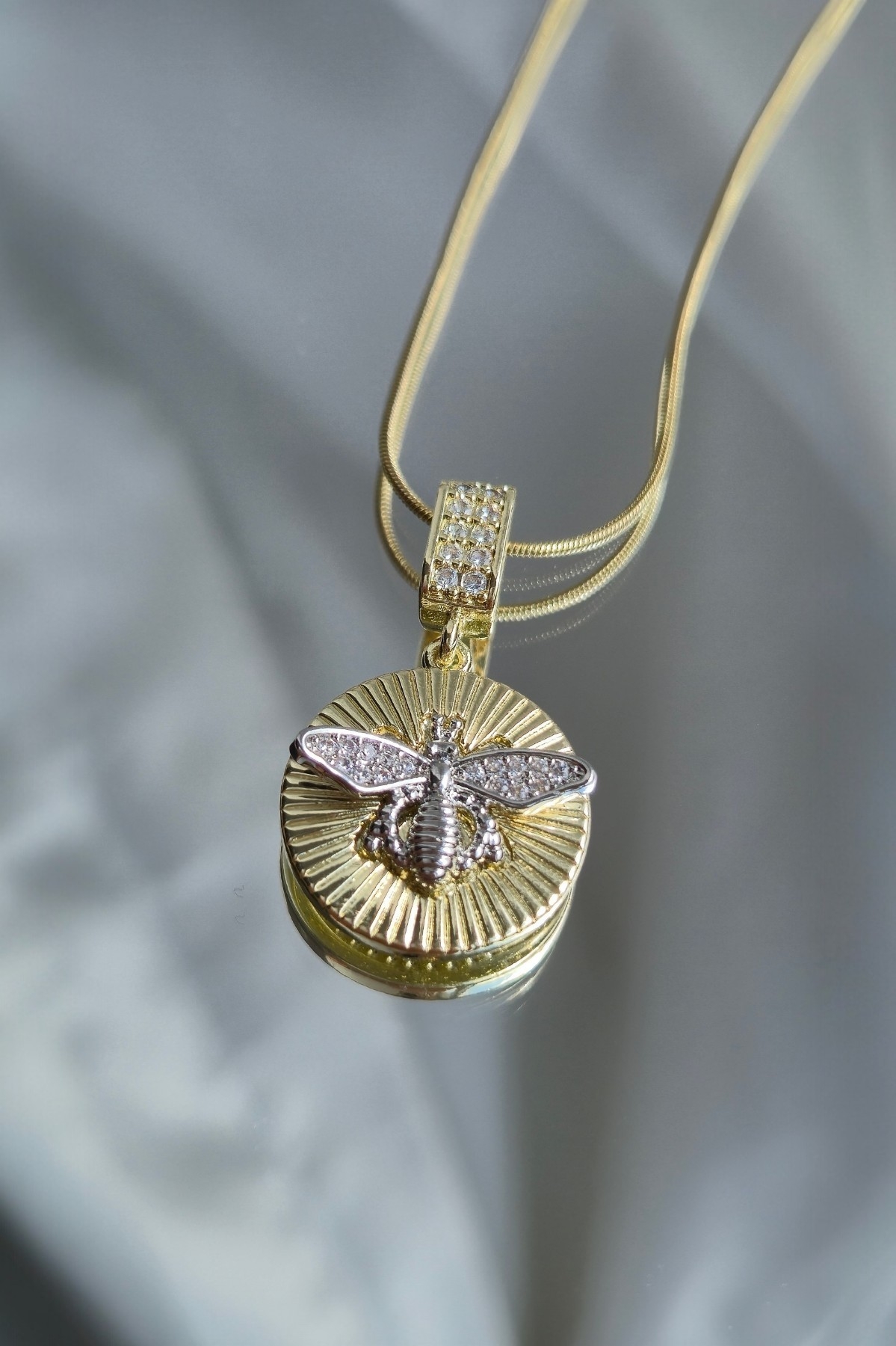 Madalyon Arı Gold Çelik Kolye