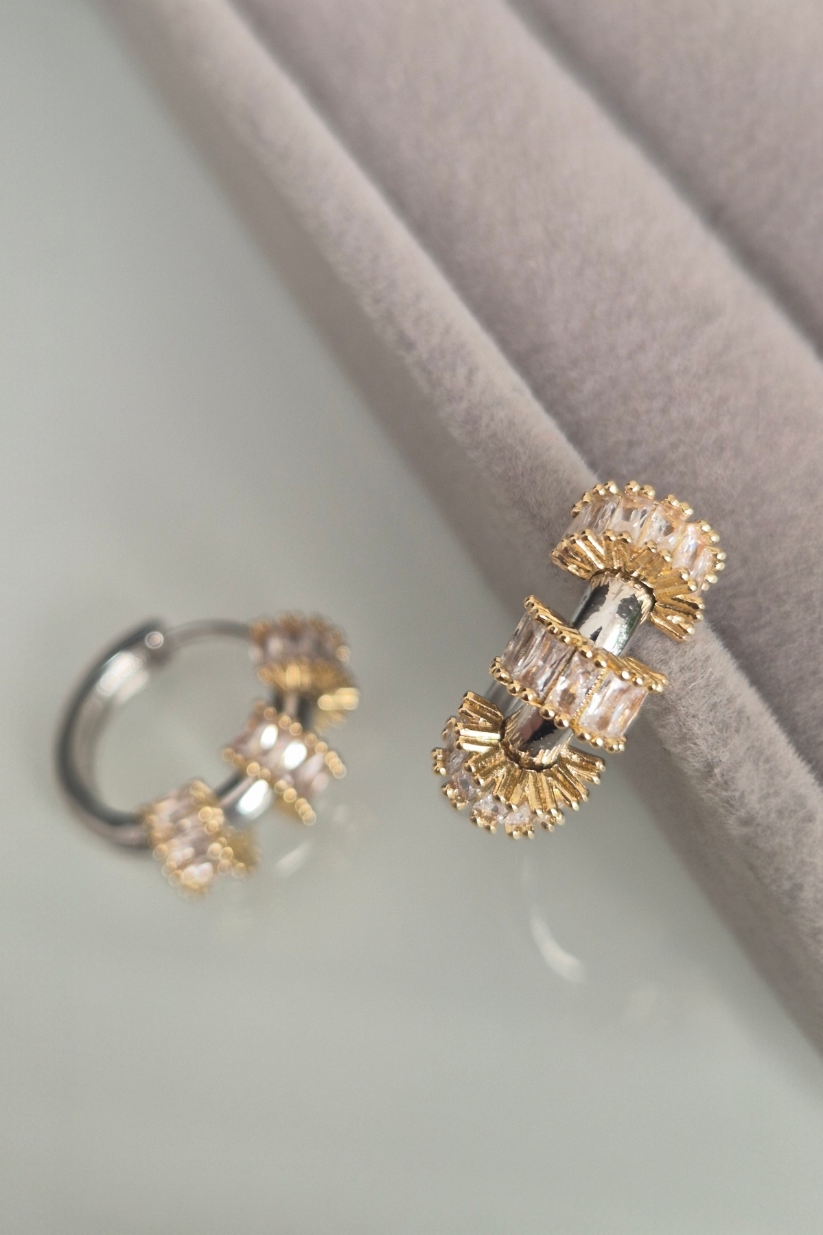 Halka Taşlı Çelik Küpe