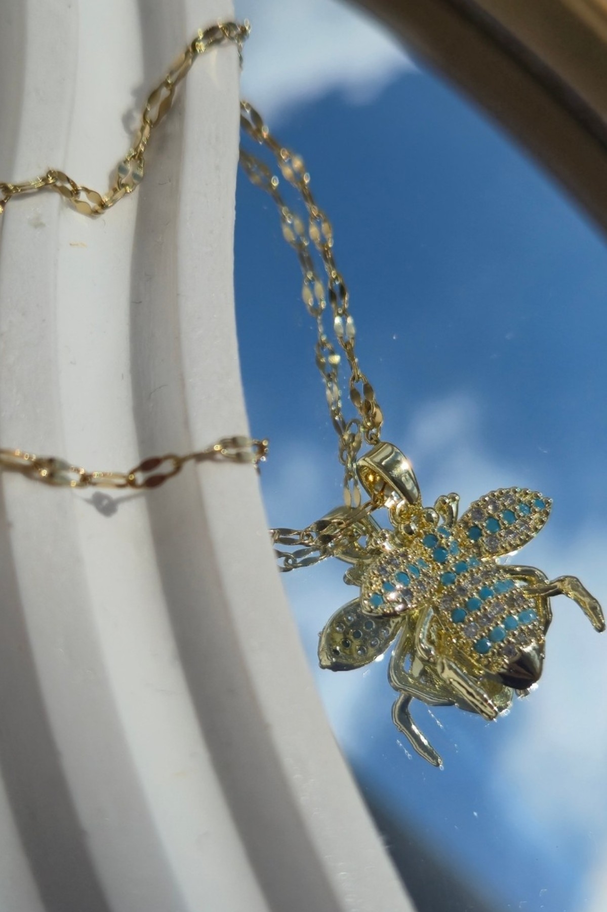 Mavi Taşlı Arı Çelik Kolye