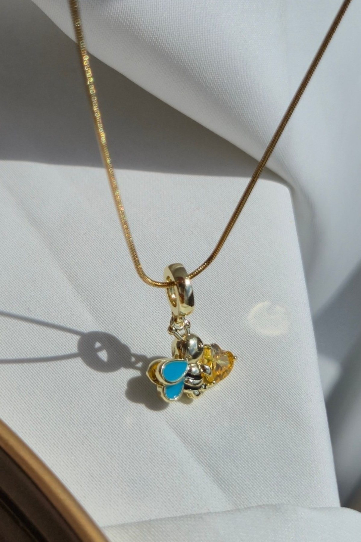 Kalpli Minimal Arı Çelik Kolye