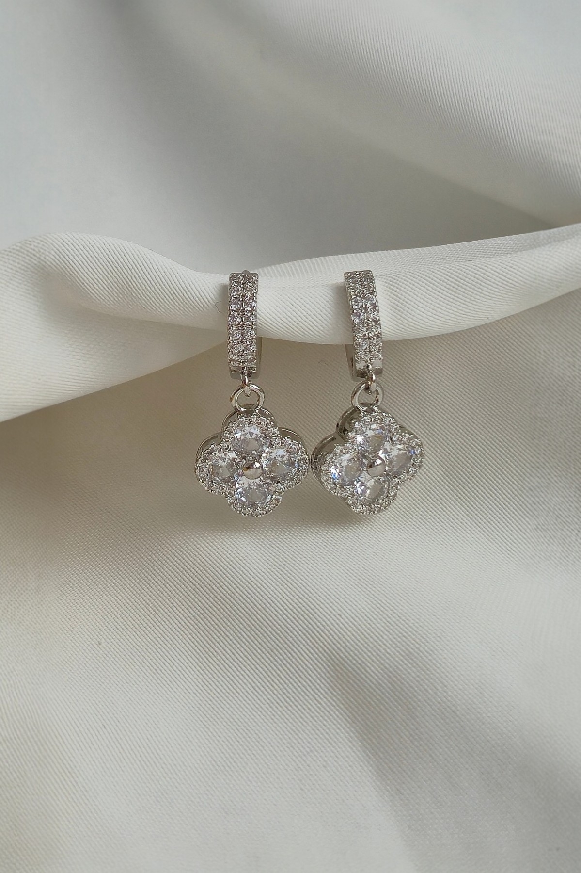 Yonca Gümüş Pırlanta Küpe