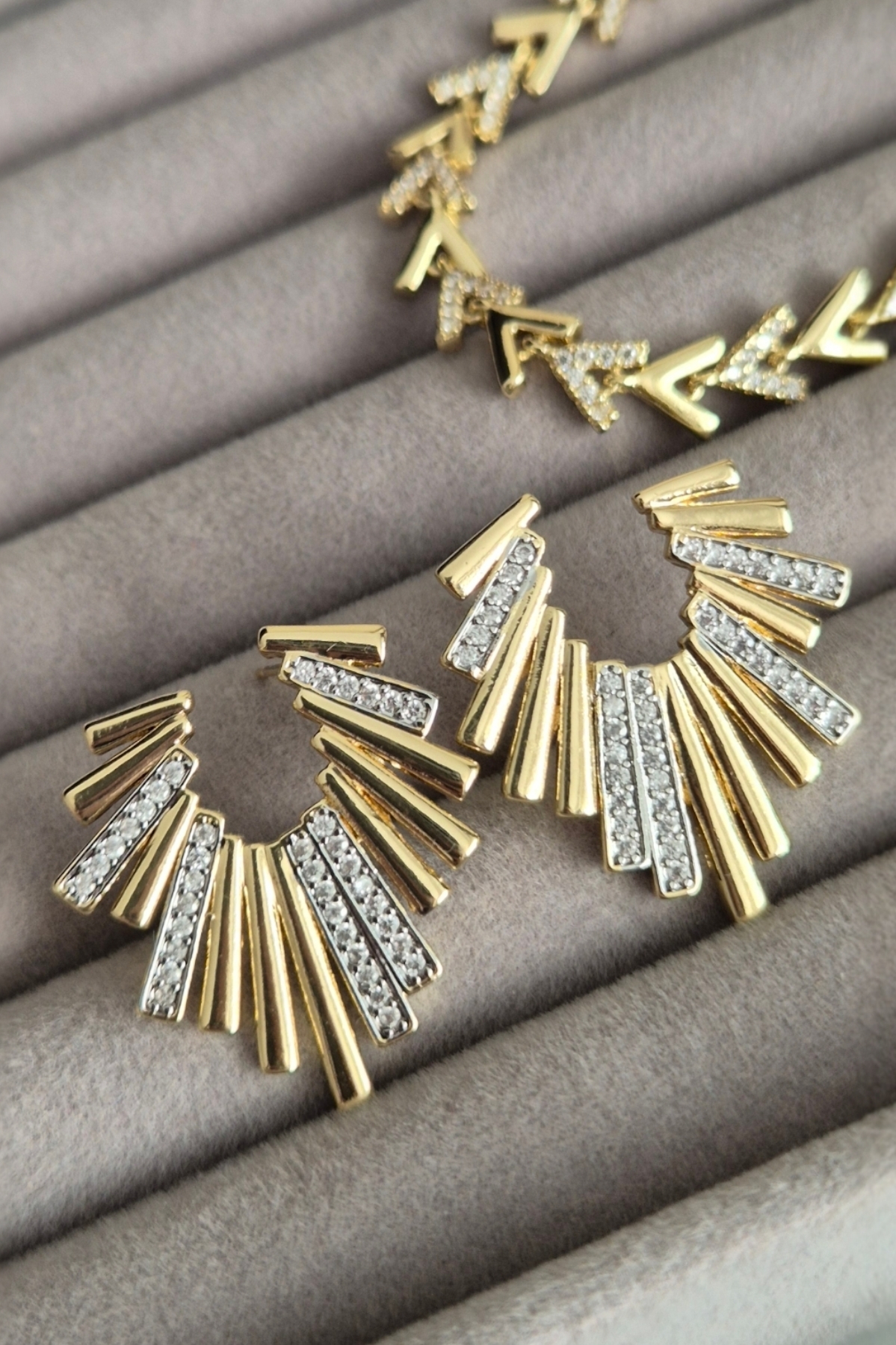 Gold taşlı U Sarkıt Küpe