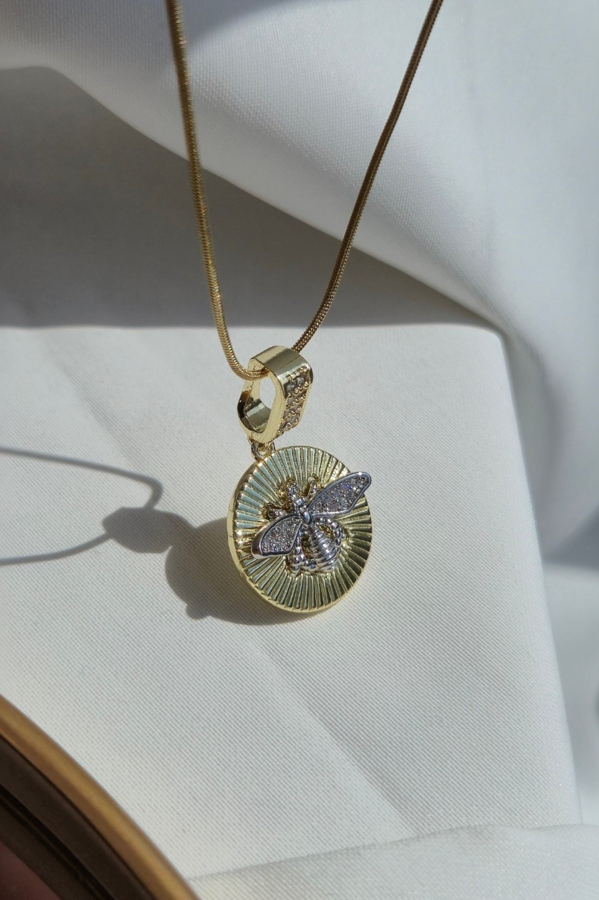 Madalyon Arı Gold Çelik Kolye