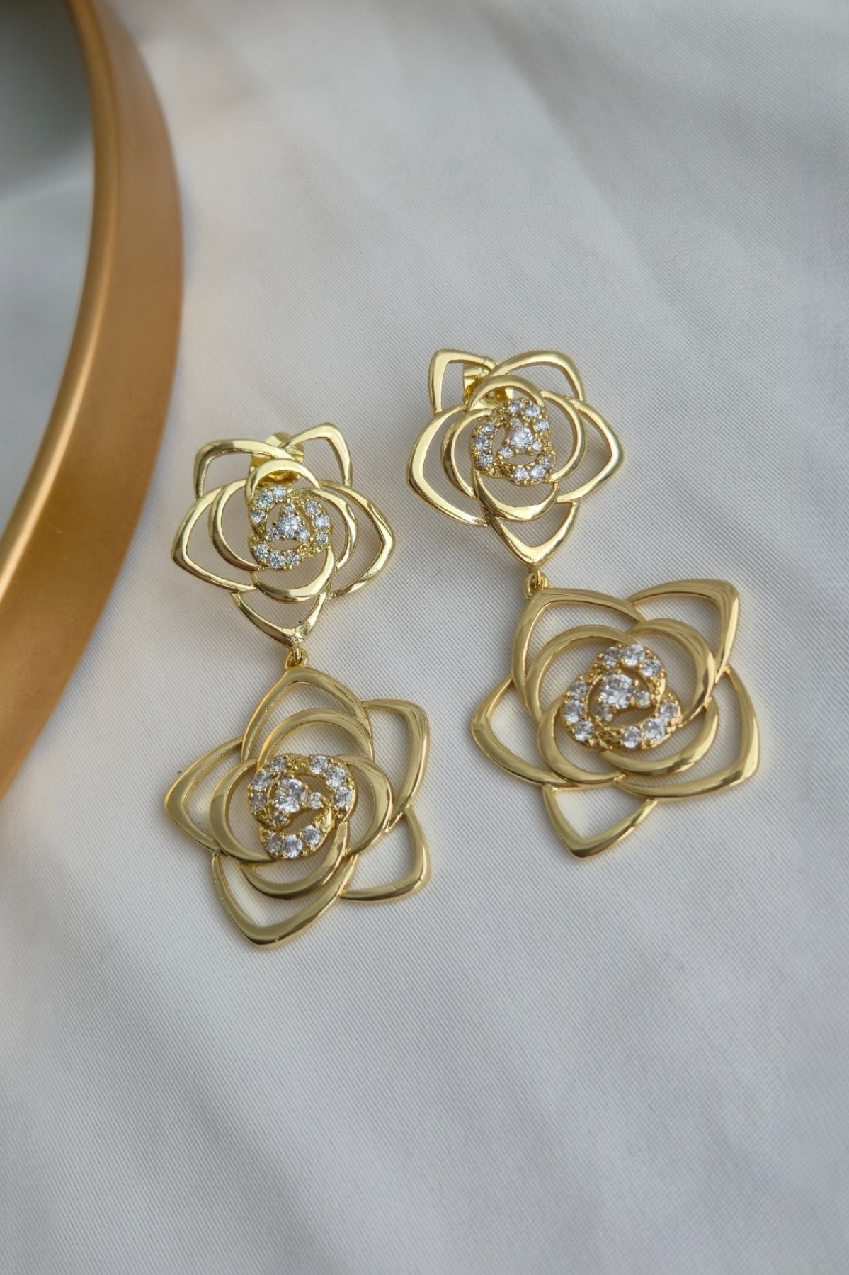 Xuping Gül Sallantı Küpe